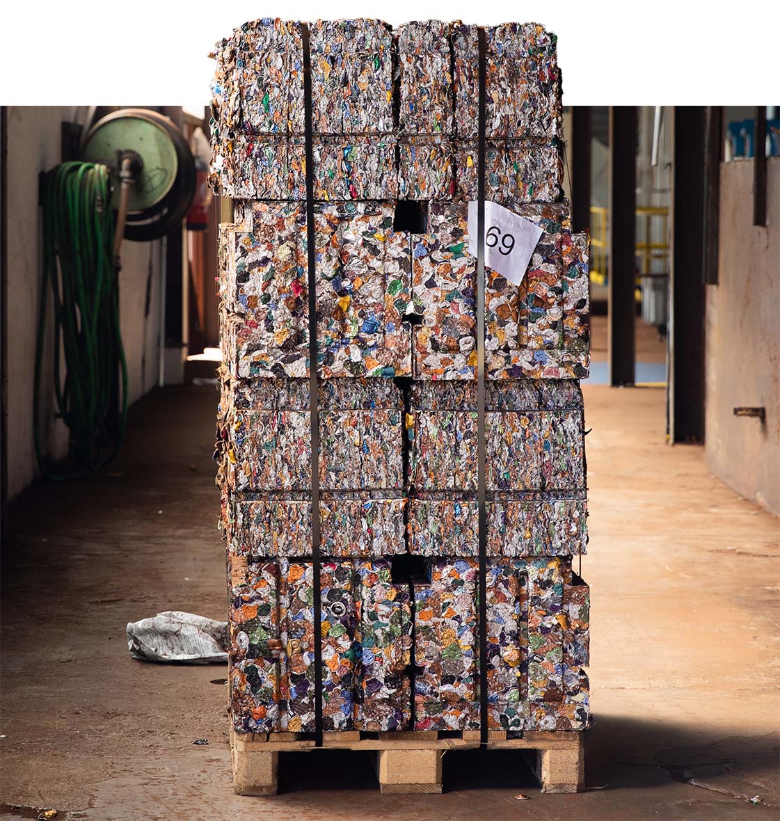 Pallet containing capsules for recycling
